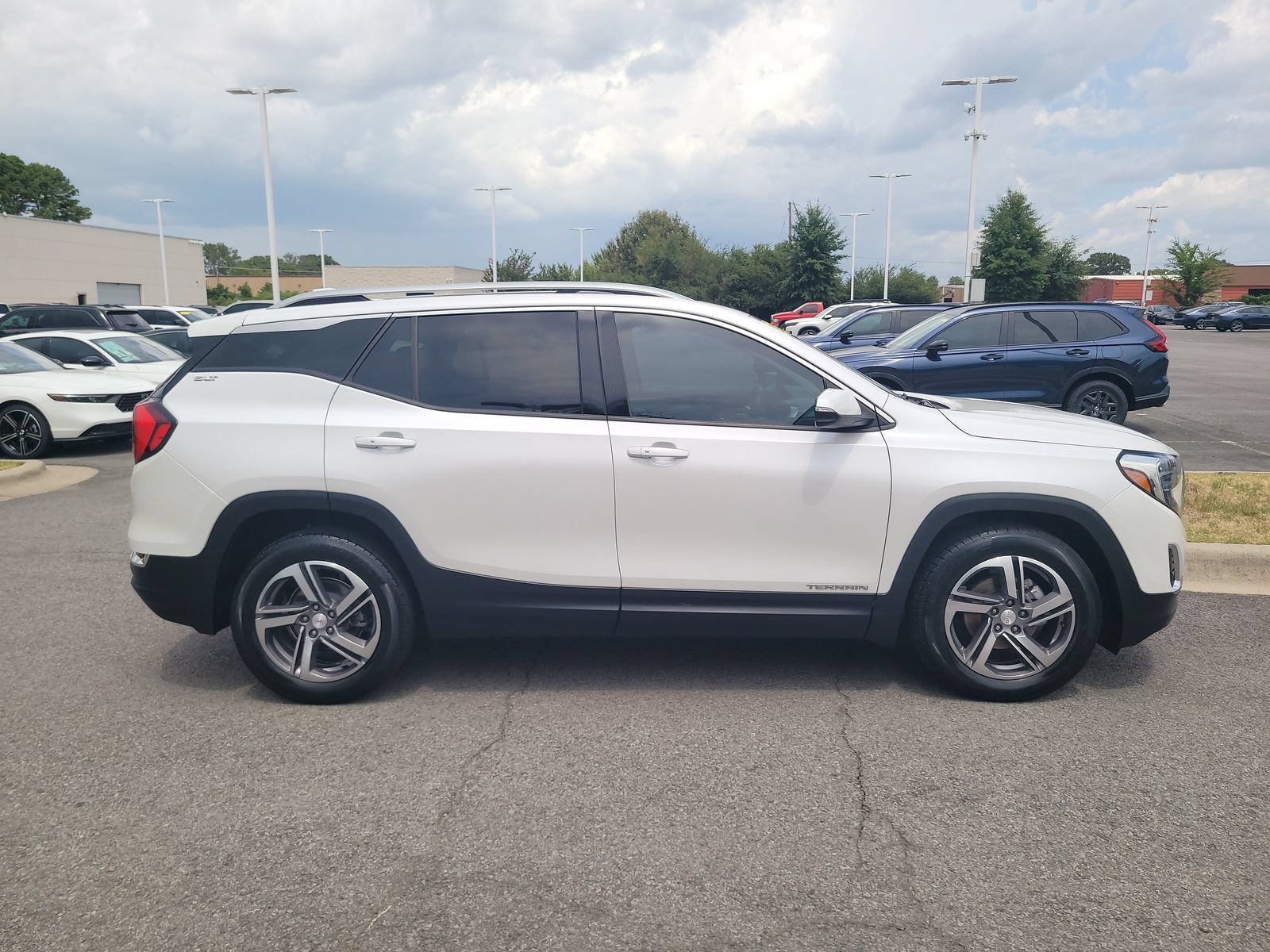 Used 2021 GMC Terrain SLT FWD image 2