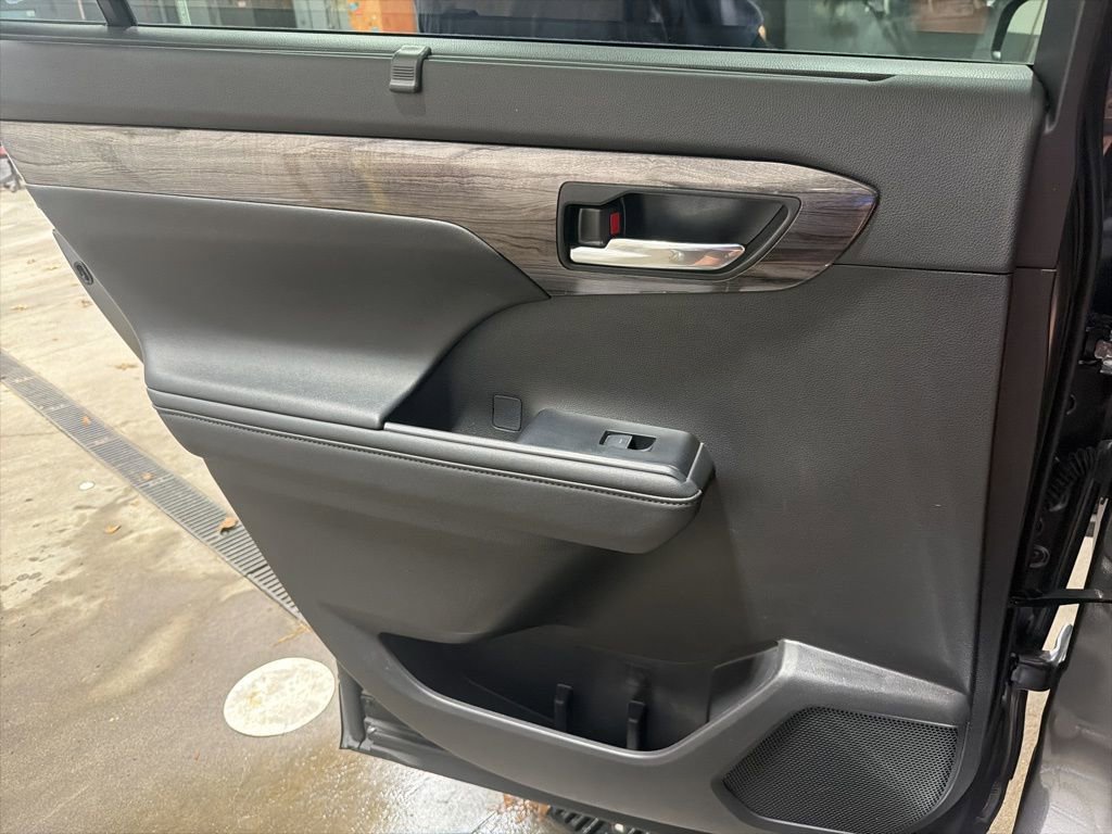 Used 2024 Toyota Highlander Platinum image 19