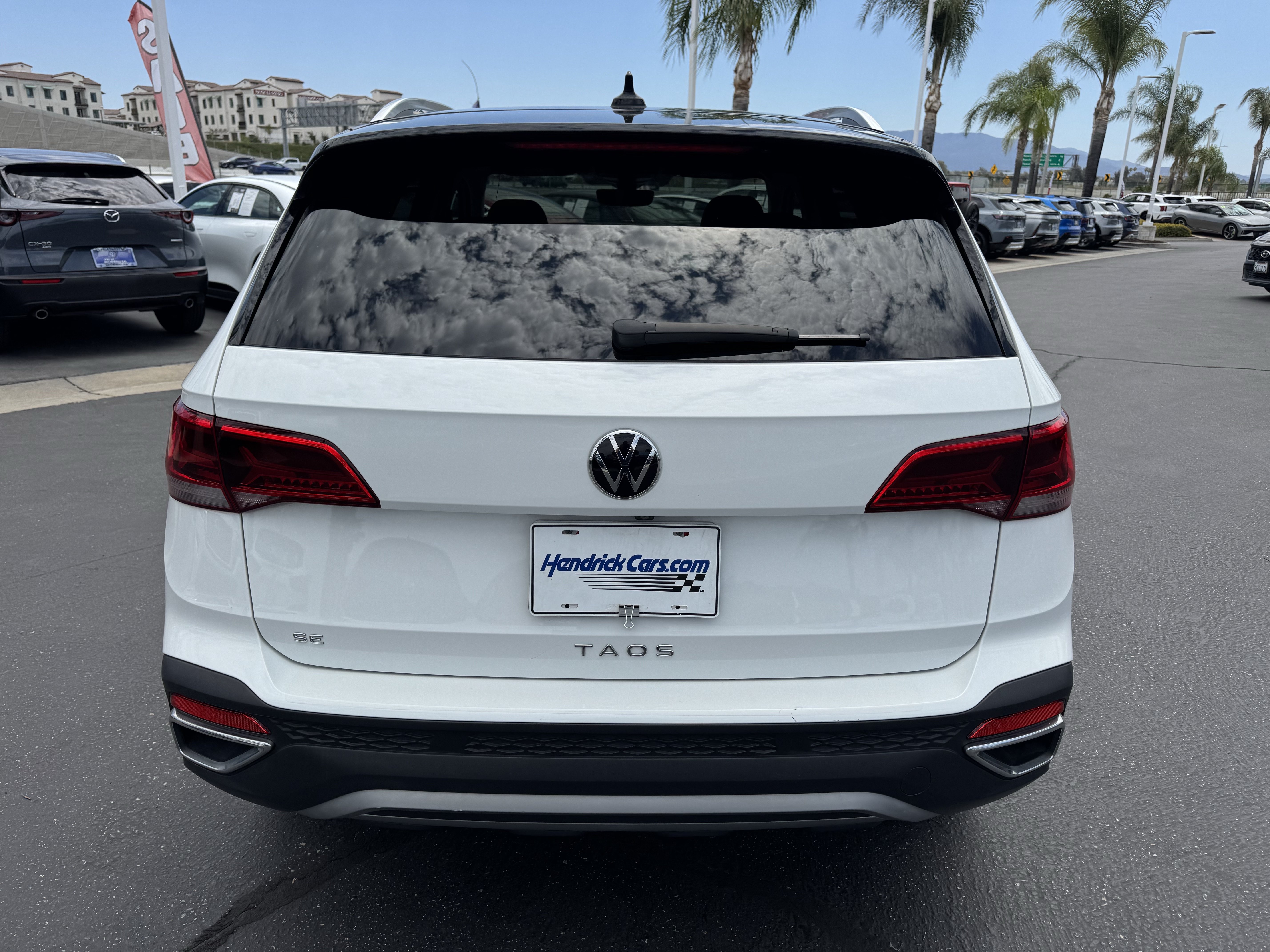 Used 2023 Volkswagen Taos SE w/ Panoramic Sunroof Package FWD image 8
