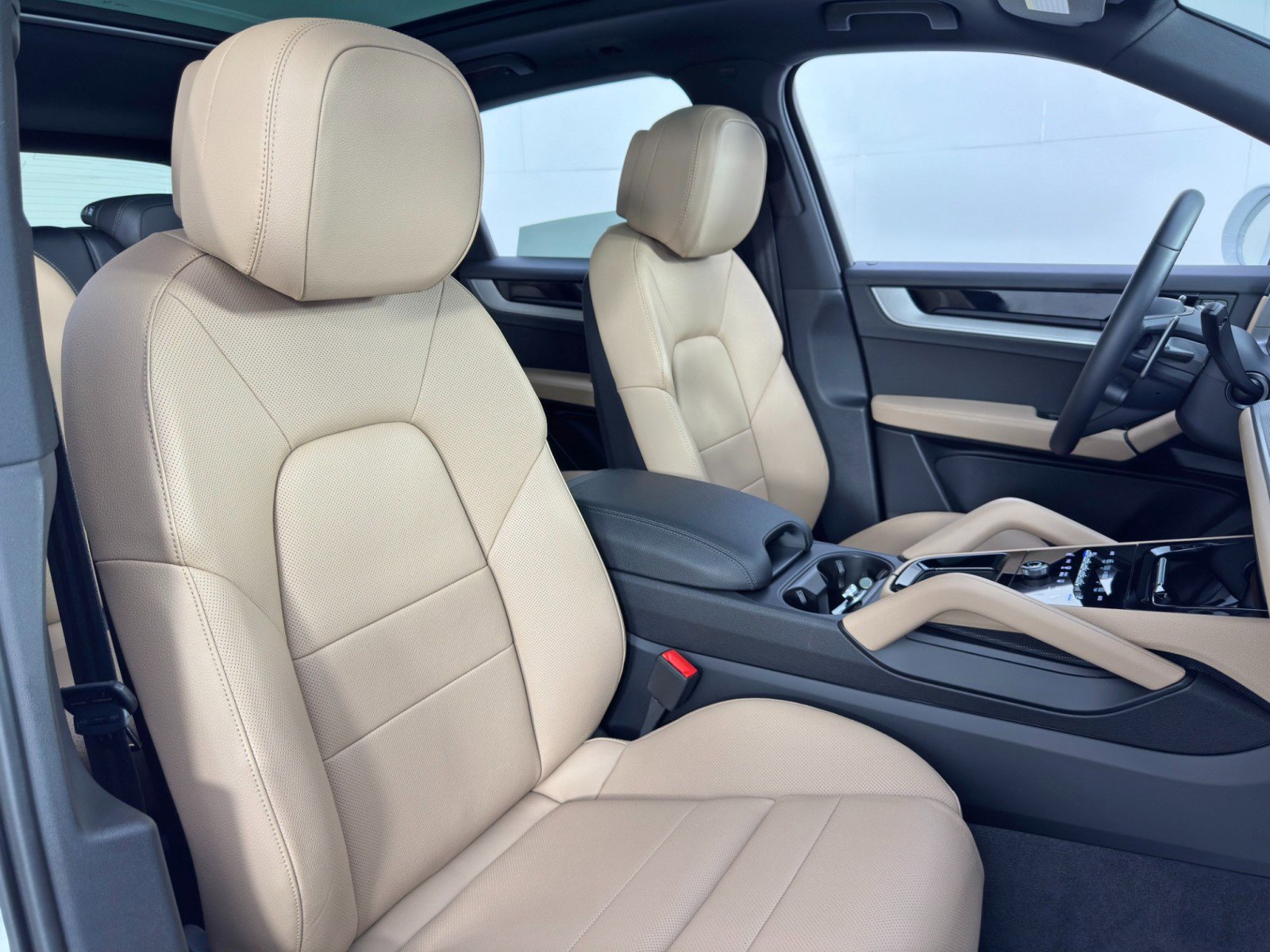 Used 2025 Porsche Cayenne S w/ Premium Package Plus image 43