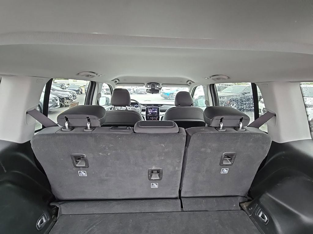 Used 2024 Jeep Grand Cherokee Laredo AWD/4WD image 44