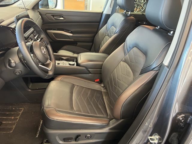 Used 2023 Nissan Pathfinder Platinum w/ Cargo Package image 16