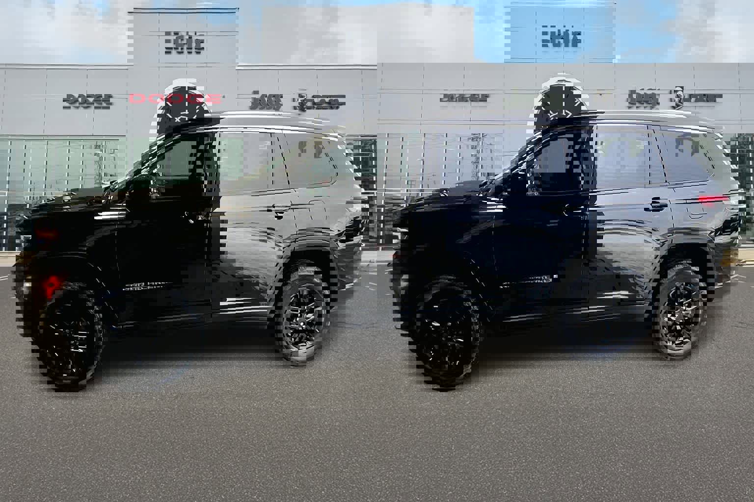 Used 2023 Jeep Grand Cherokee L Laredo image 3