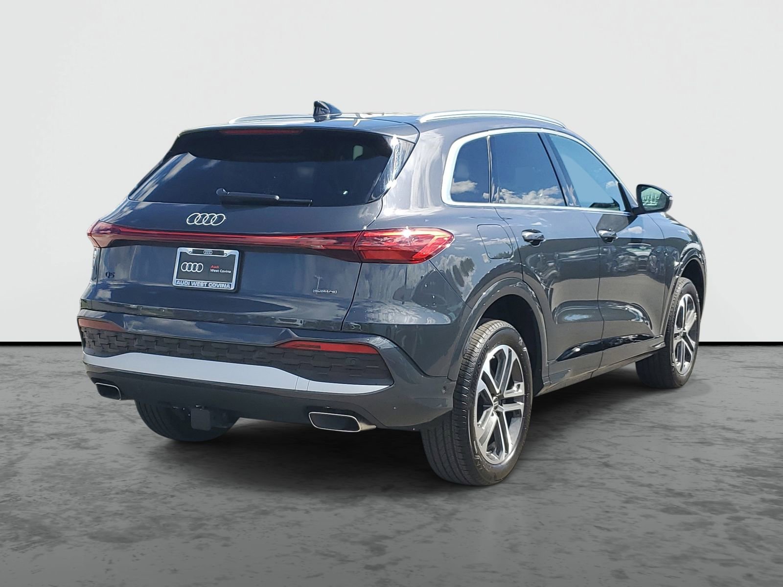 Used 2025 Audi Q5 Premium w/ Convenience Package image 4