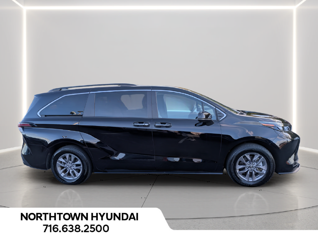 Used 2026 Toyota Sienna XLE FWD image 12