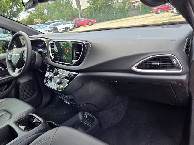 Used 2025 Chrysler Pacifica Select FWD image 30