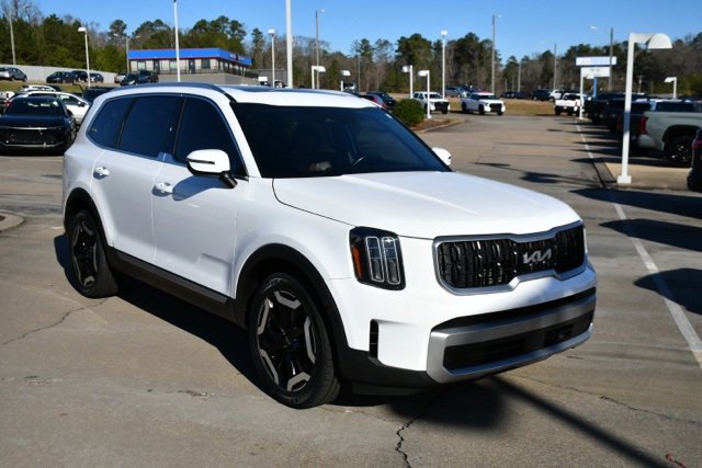 Used 2023 Kia Telluride EX w/ EX Captain's Chair Package image 7