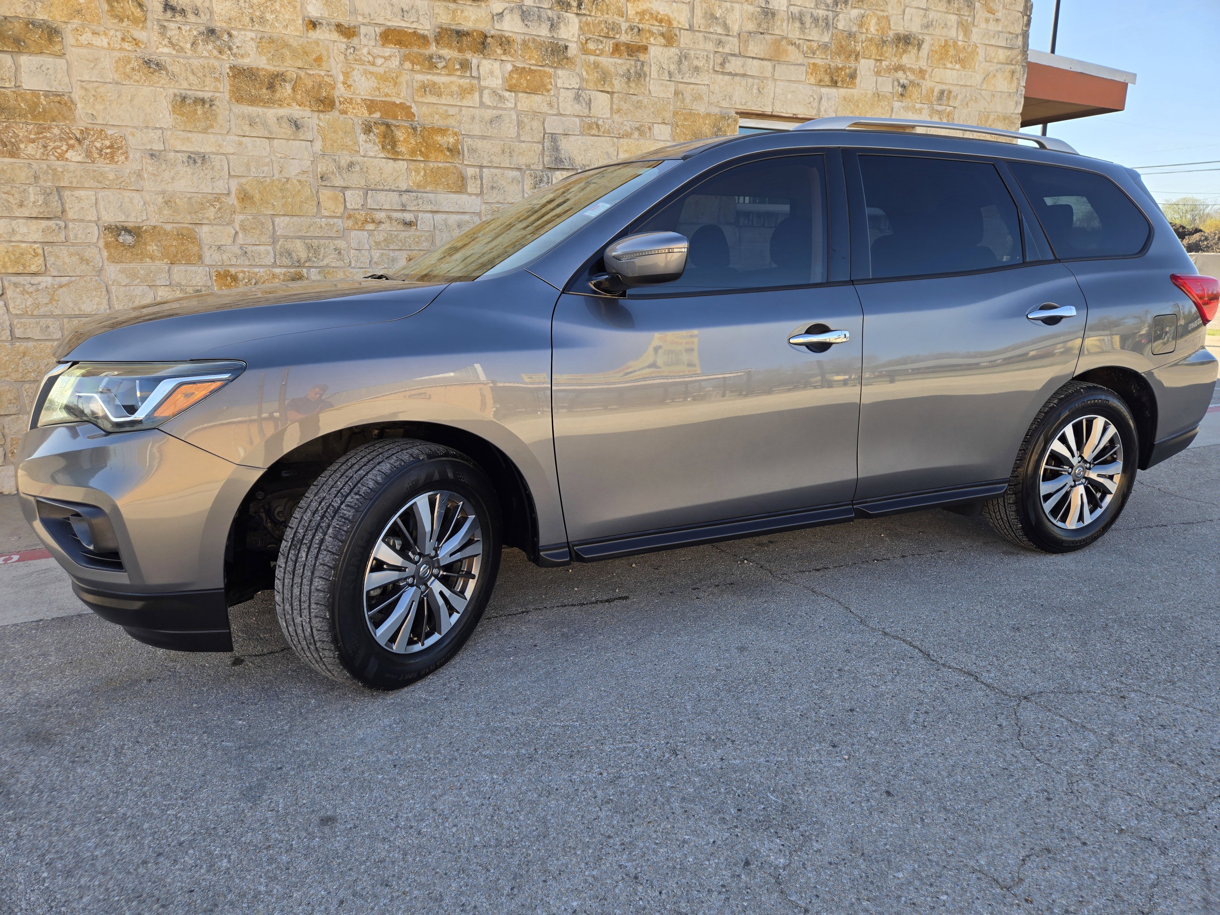 Used 2019 Nissan Pathfinder SV image 2