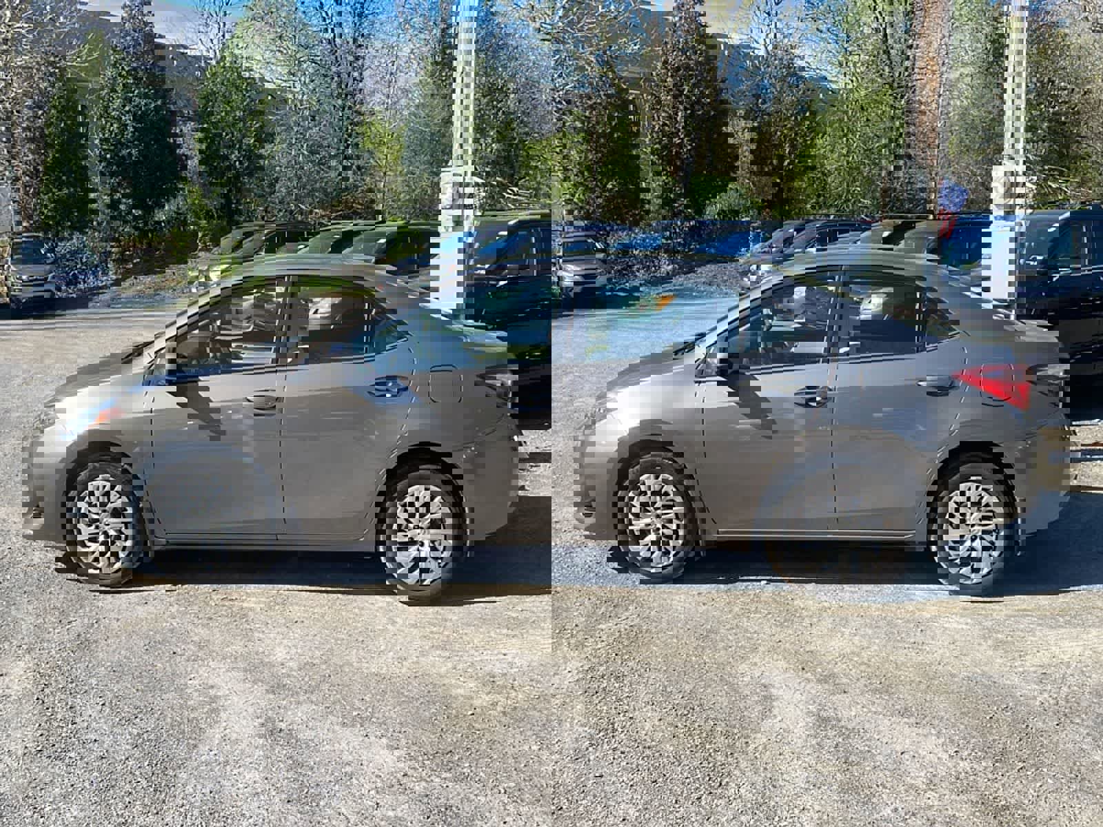 Used 2017 Toyota Corolla LE w/ Carpet Mat Package (TMS) FWD image 5