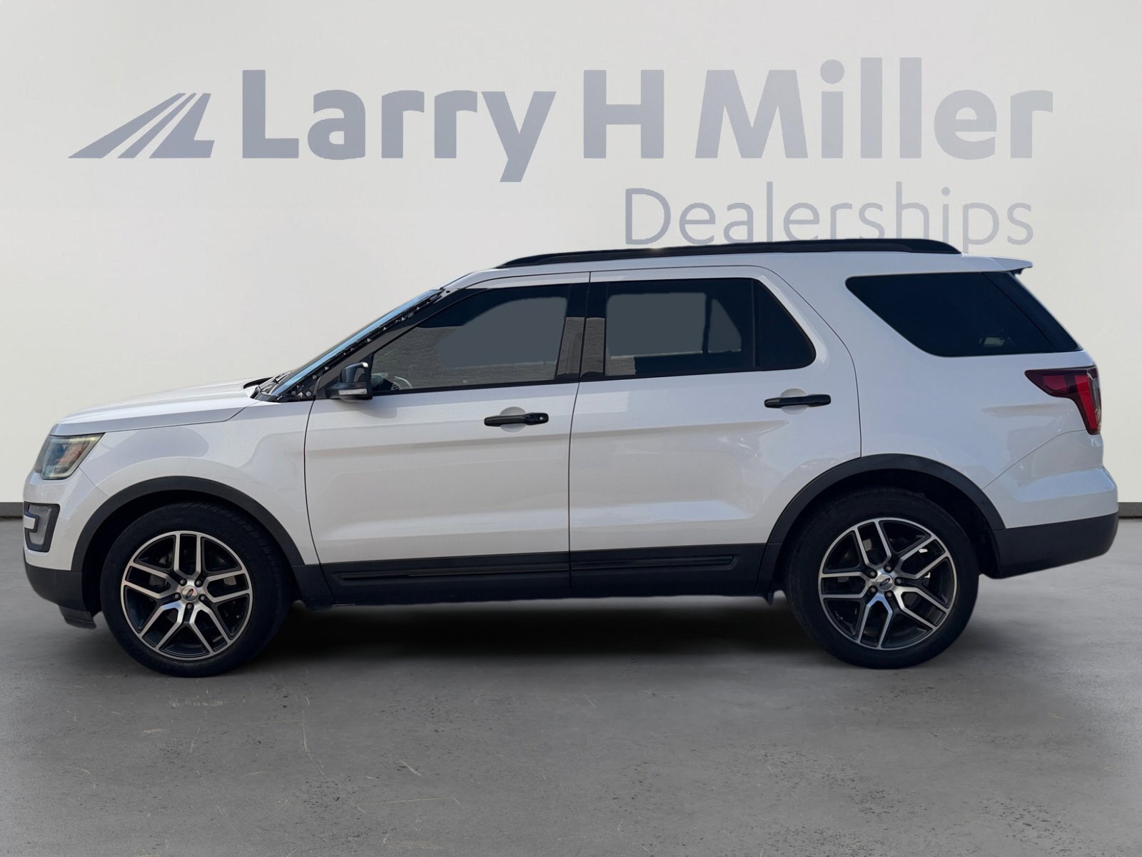 Used 2017 Ford Explorer Sport w/ Equipment Group 401A AWD/4WD image 2