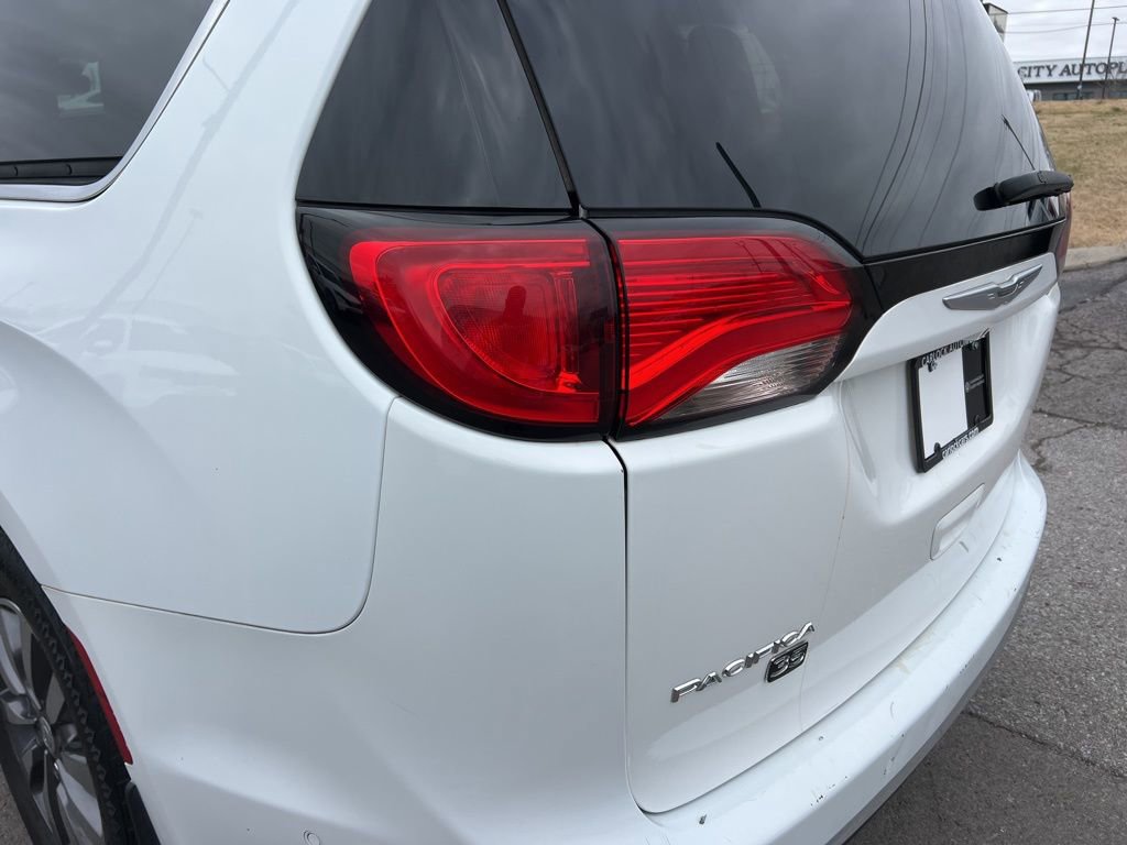 Used 2020 Chrysler Pacifica Touring-L image 13