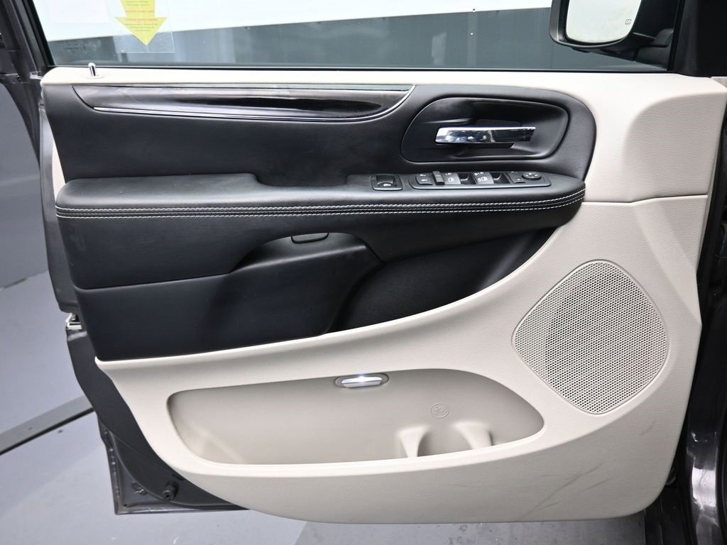 Used 2016 Dodge Grand Caravan SE image 9