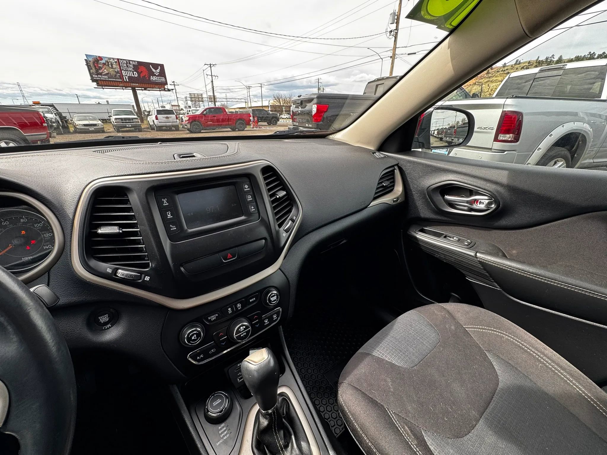 Used 2016 Jeep Cherokee Latitude w/ Comfort & Convenience Group image 17