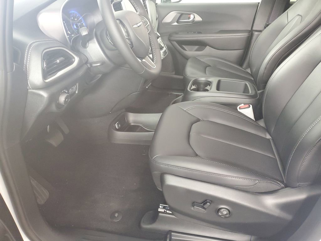 New 2026 Chrysler Pacifica Select image 11