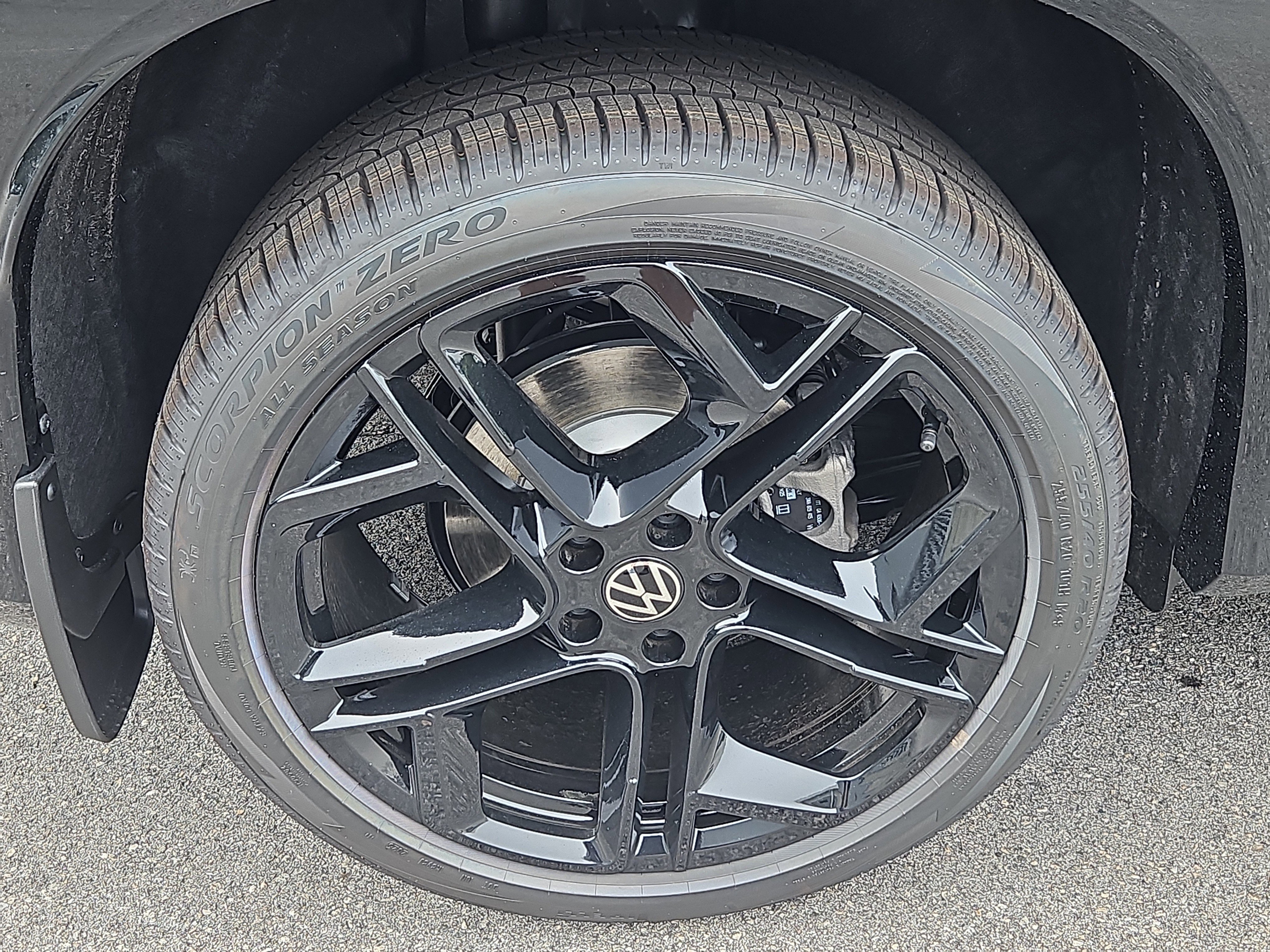 New 2025 Volkswagen Tiguan SE R-Line image 3