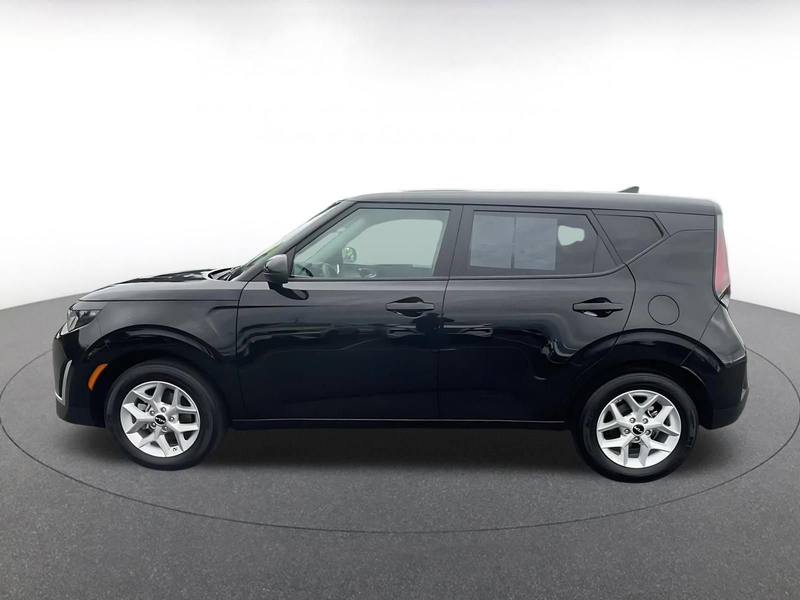 Used 2025 Kia Soul LX w/ LX Technology Package FWD image 9