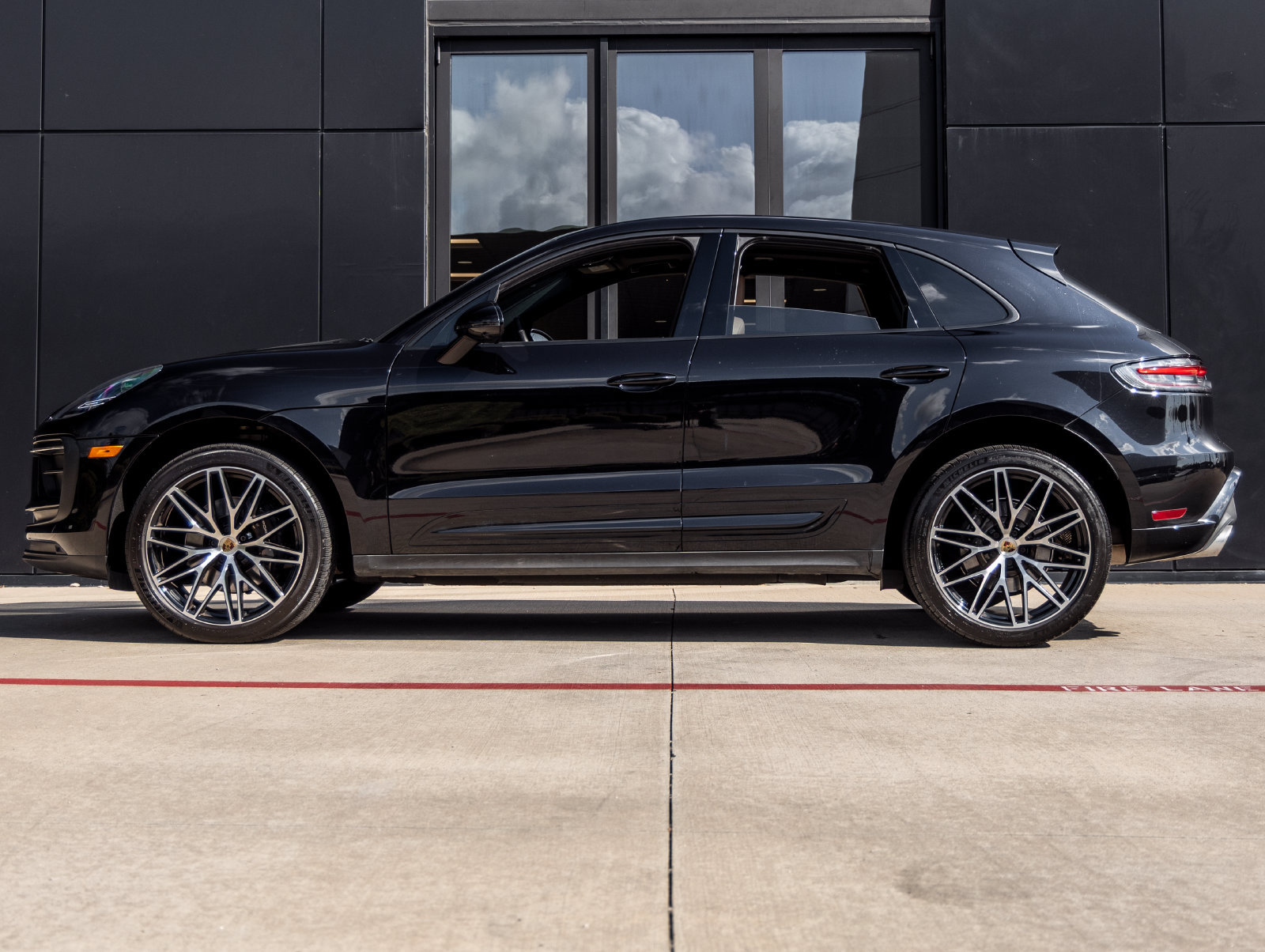 Used 2024 Porsche Macan AWD/4WD image 2