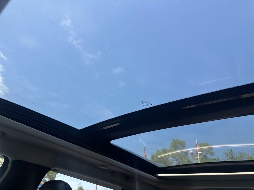 Used 2019 Jeep Cherokee Latitude Plus w/ Comfort/Convenience Group AWD/4WD image 19