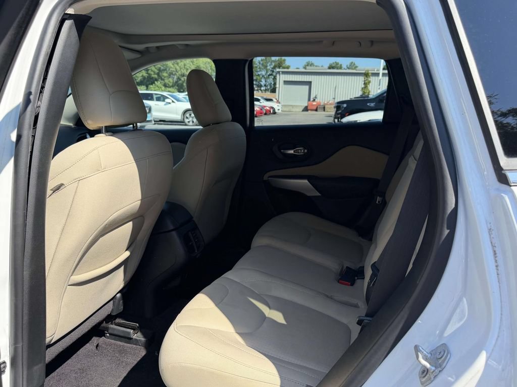 Used 2017 Jeep Cherokee Latitude w/ Comfort/Convenience Group FWD image 6