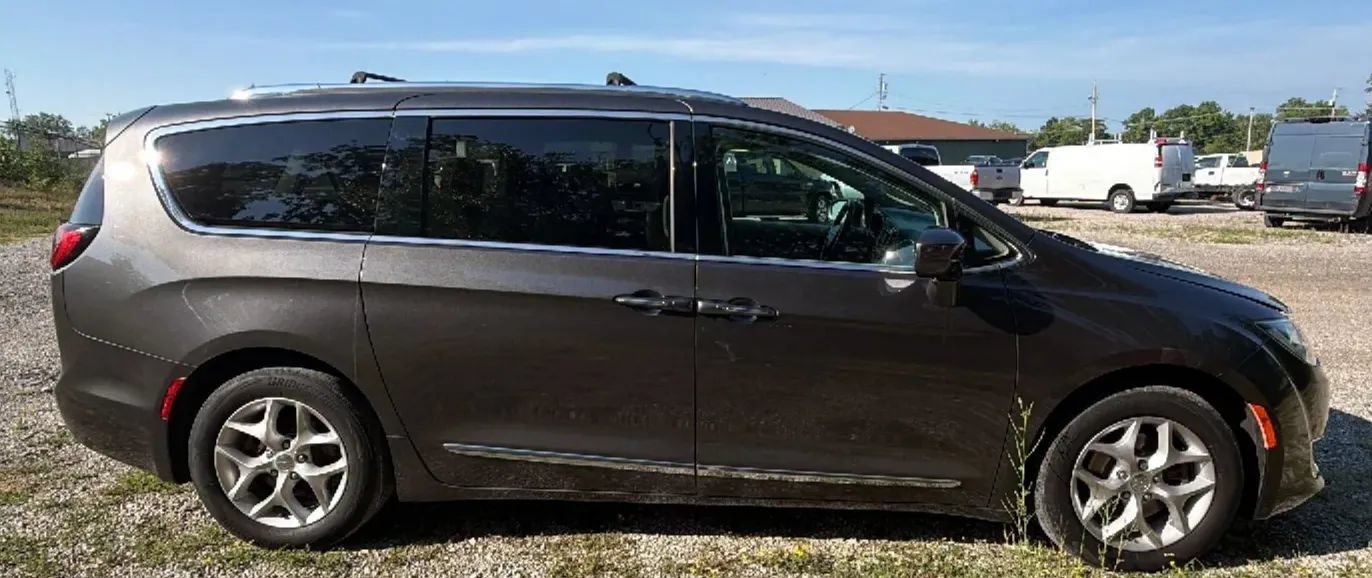Used 2018 Chrysler Pacifica Touring-L w/ Tire & Wheel Group FWD image 5