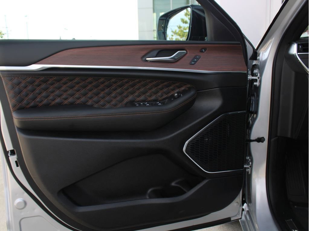 New 2025 Jeep Grand Cherokee Summit image 9