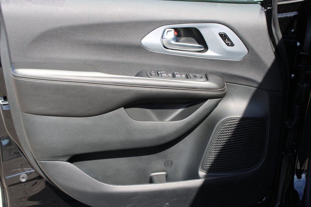 New 2026 Chrysler Pacifica Limited w/ S Appearance Package image 9