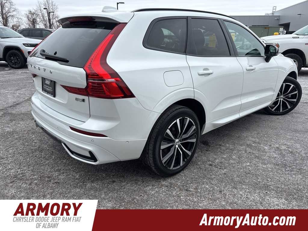 Used 2024 Volvo XC60 B5 Plus image 4
