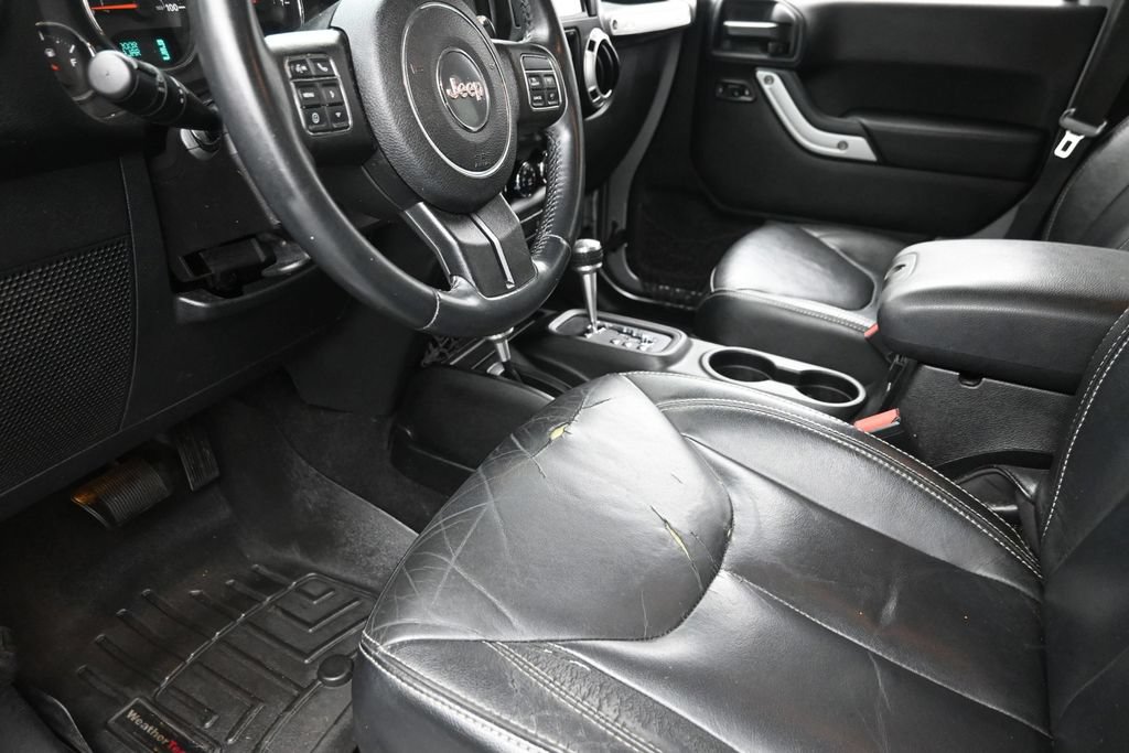 Used 2014 Jeep Wrangler Unlimited Sahara w/ Connectivity Group AWD/4WD image 16