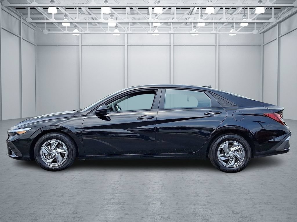 Certified 2025 Hyundai Elantra SE w/ Cargo Package FWD image 7