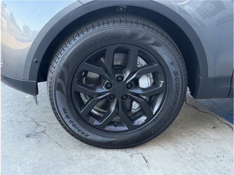 Used 2019 Land Rover Discovery SE AWD/4WD image 11