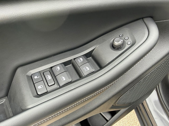 Used 2025 Jeep Grand Cherokee Laredo image 11