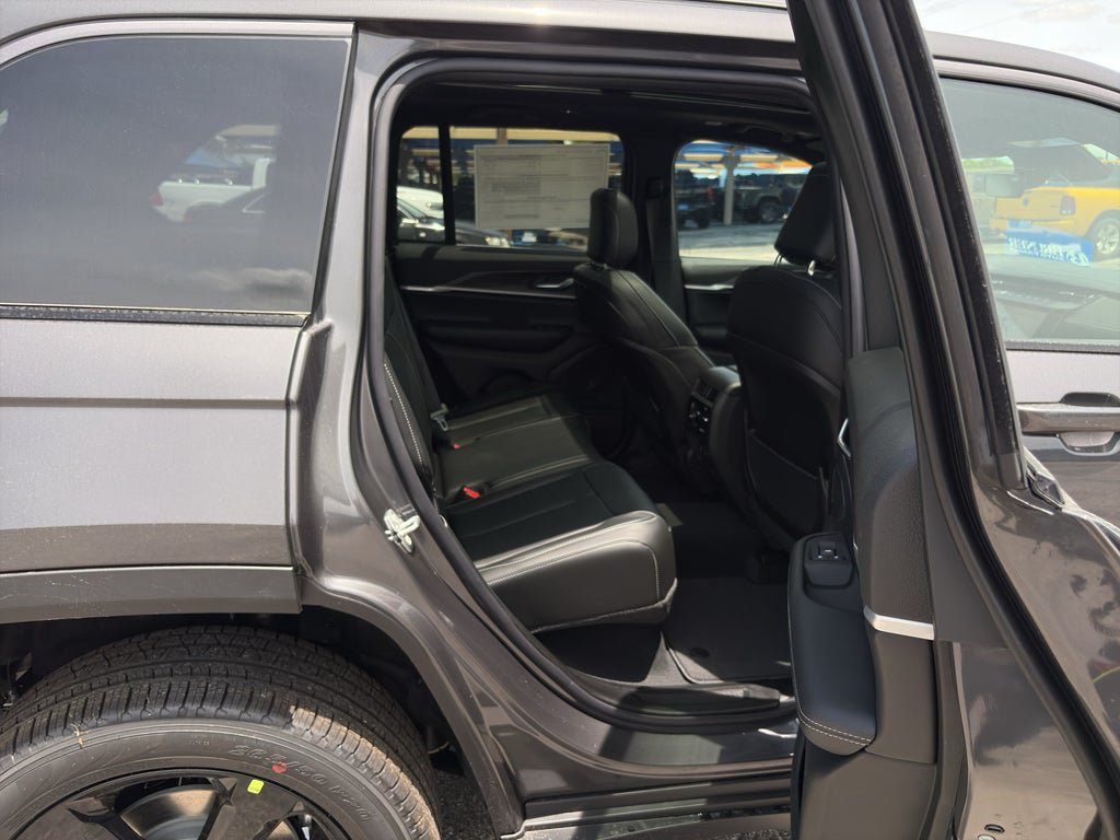 New 2026 Jeep Grand Cherokee Limited w/ Limited Altitude Package AWD/4WD image 14