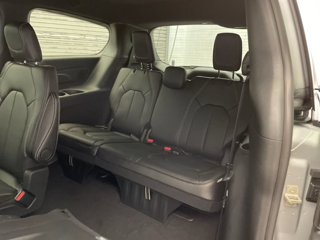 New 2026 Chrysler Pacifica Select FWD image 18