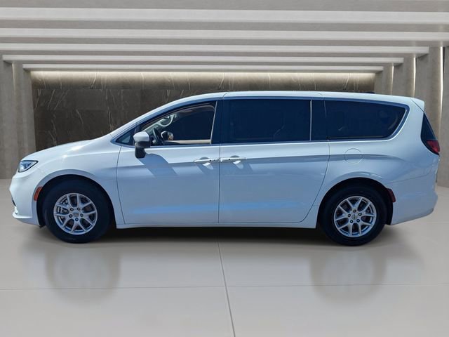 Used 2023 Chrysler Pacifica Touring-L FWD image 2
