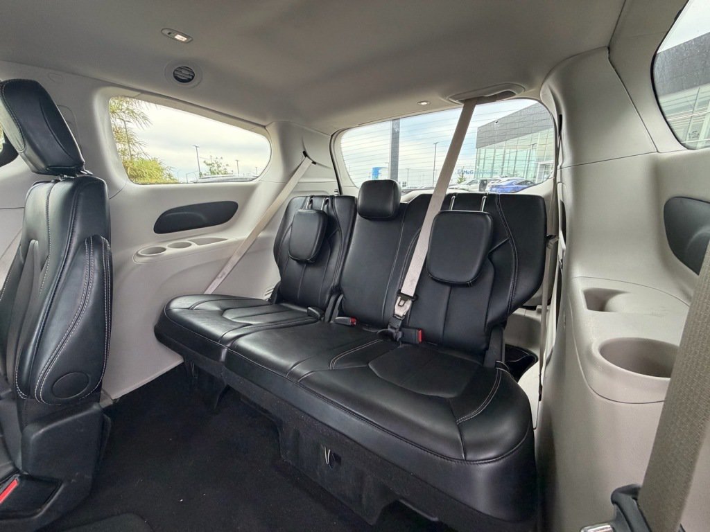 Used 2024 Chrysler Pacifica Touring-L FWD image 5