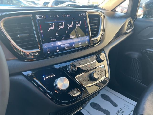 Used 2026 Chrysler Pacifica Select image 36