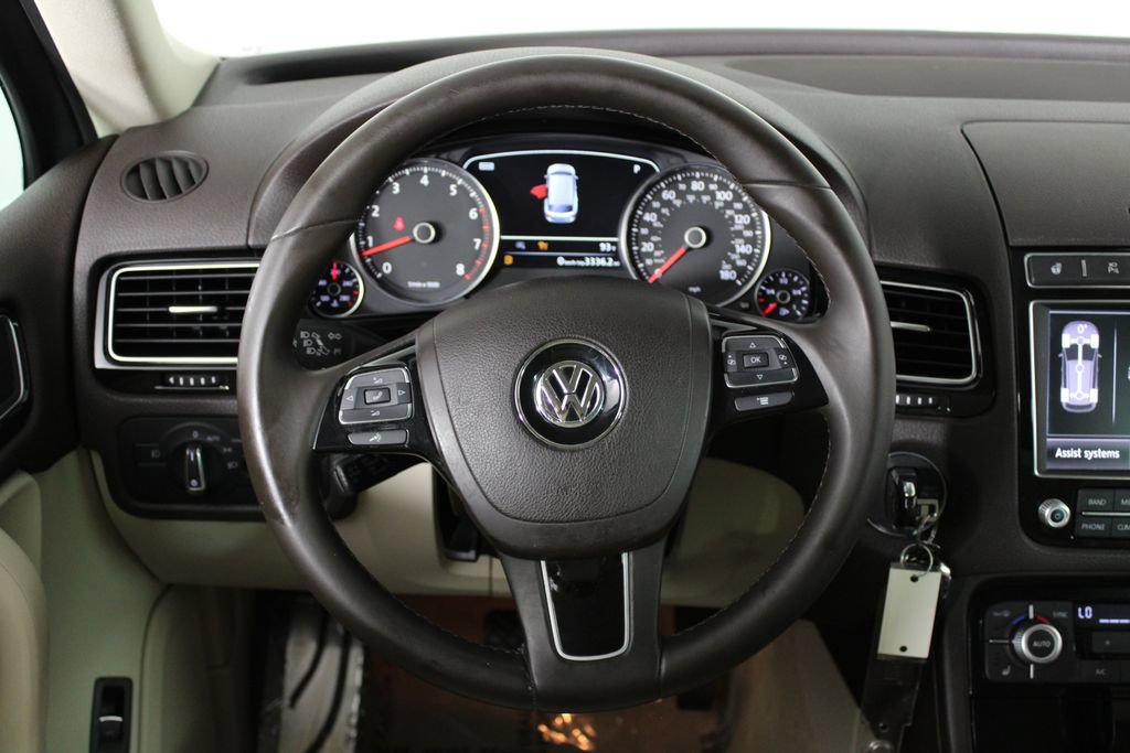 Used 2017 Volkswagen Touareg Sport AWD/4WD image 21