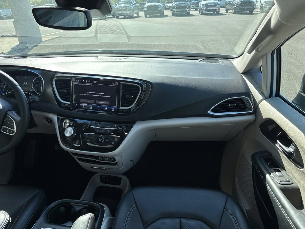 Used 2024 Chrysler Pacifica Touring-L FWD image 12