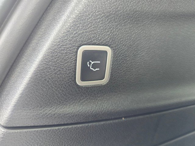 Used 2023 Chrysler Pacifica Limited w/ Uconnect Theater Family Group image 17