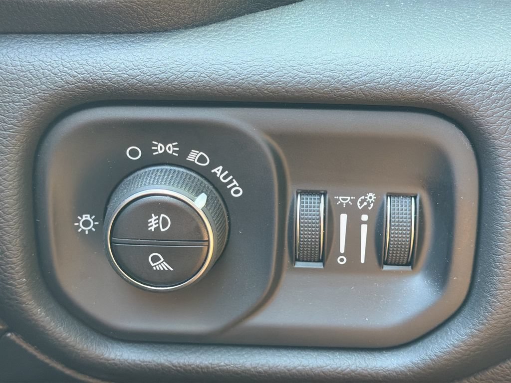Used 2025 RAM 1500 Laramie w/ Sport Appearance Package AWD/4WD image 28