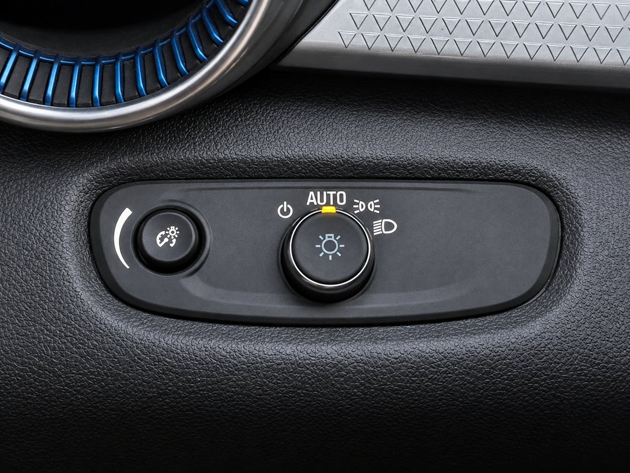 Certified 2024 Chevrolet Trax LT FWD image 23