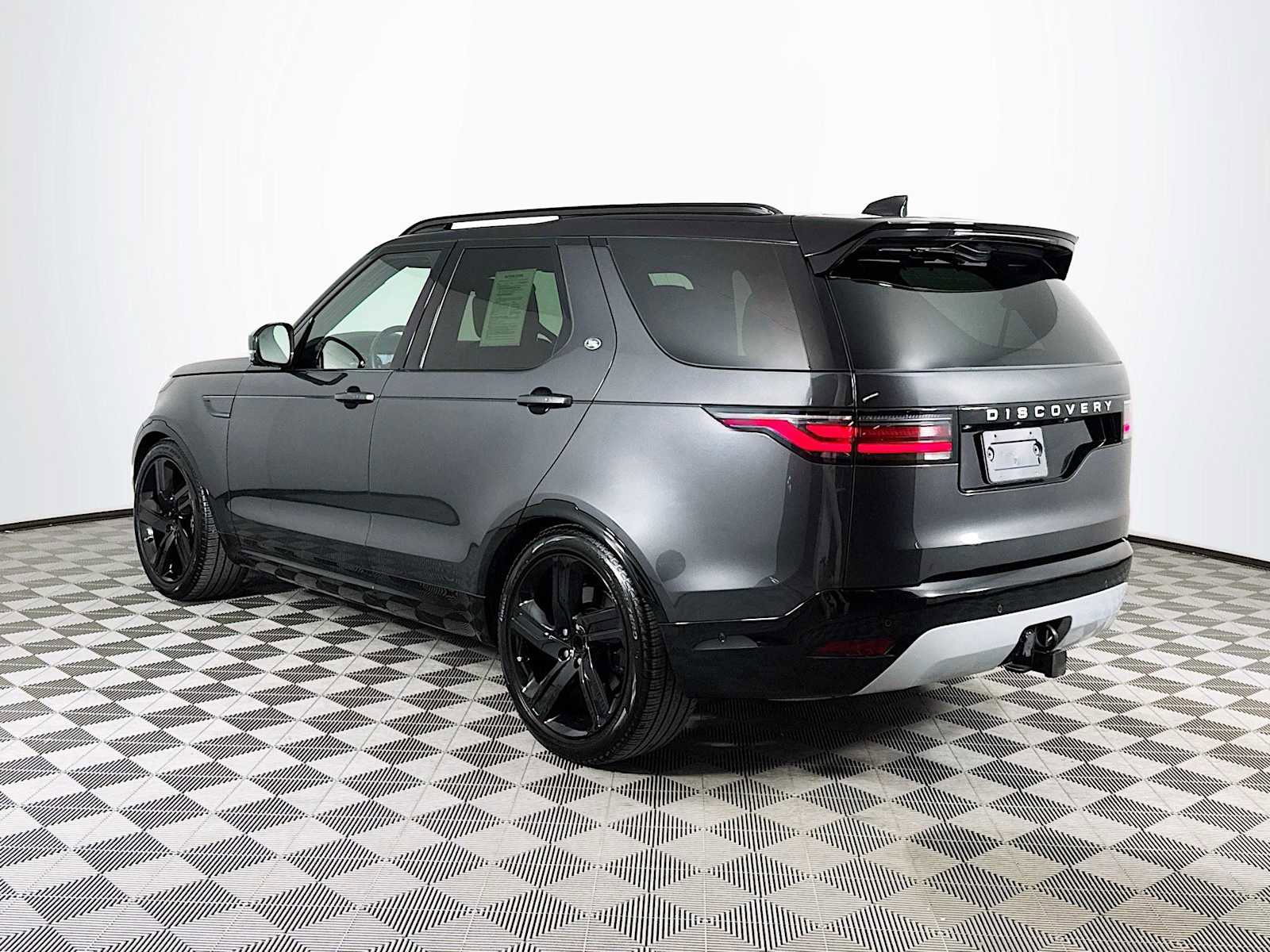 Used 2024 Land Rover Discovery Metropolitan Edition image 7