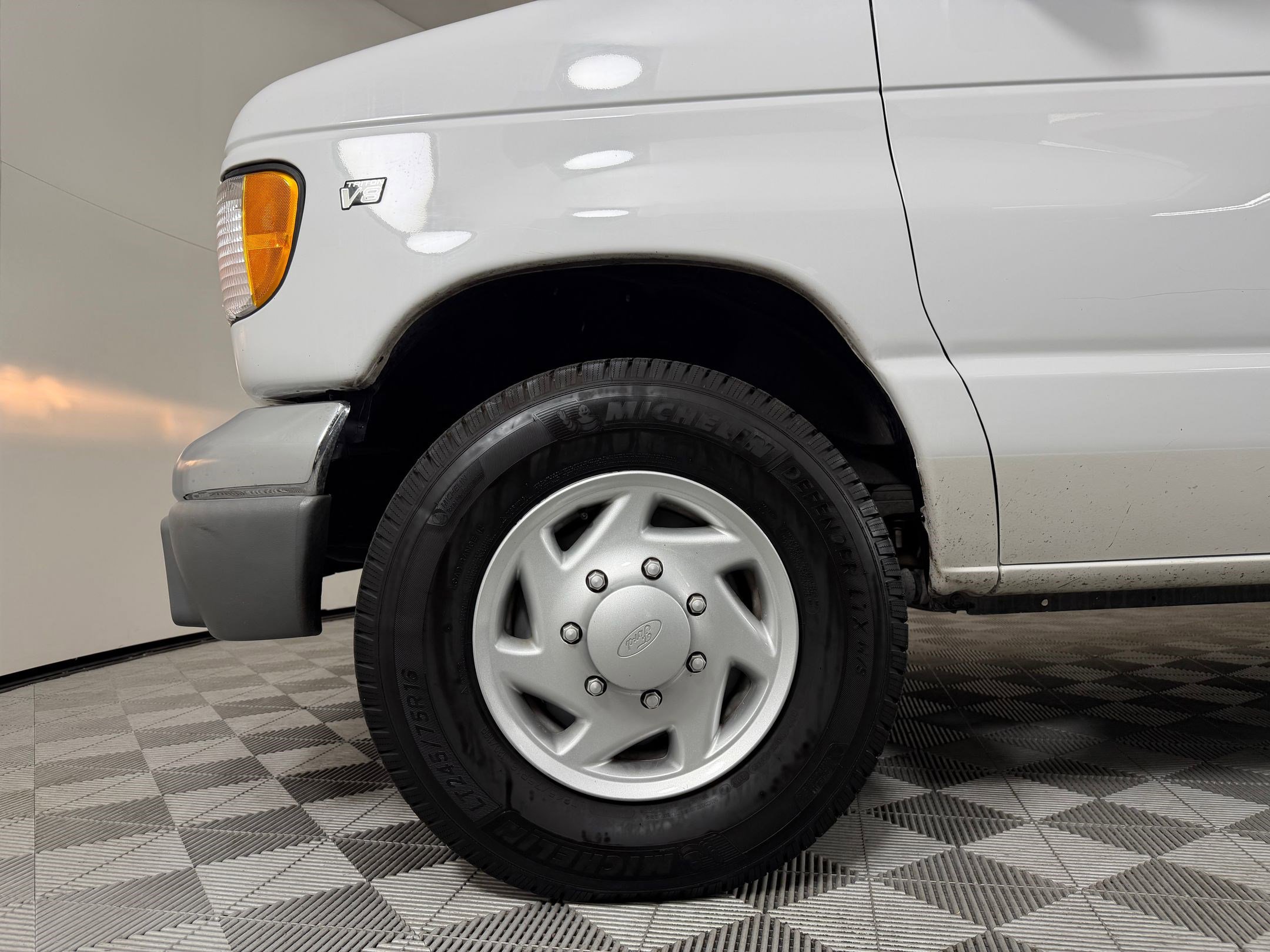 Used 2001 Ford E-350 and Econoline 350 Club Wagon image 10