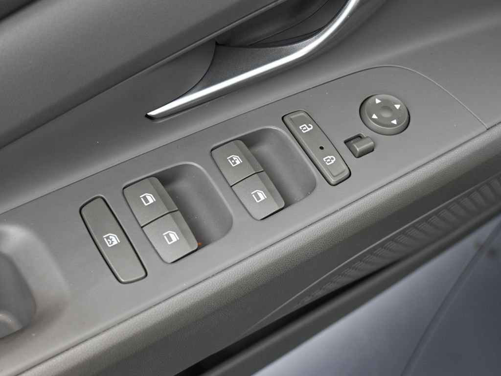 Used 2022 Hyundai Elantra SEL w/ Convenience + Premium Package image 17