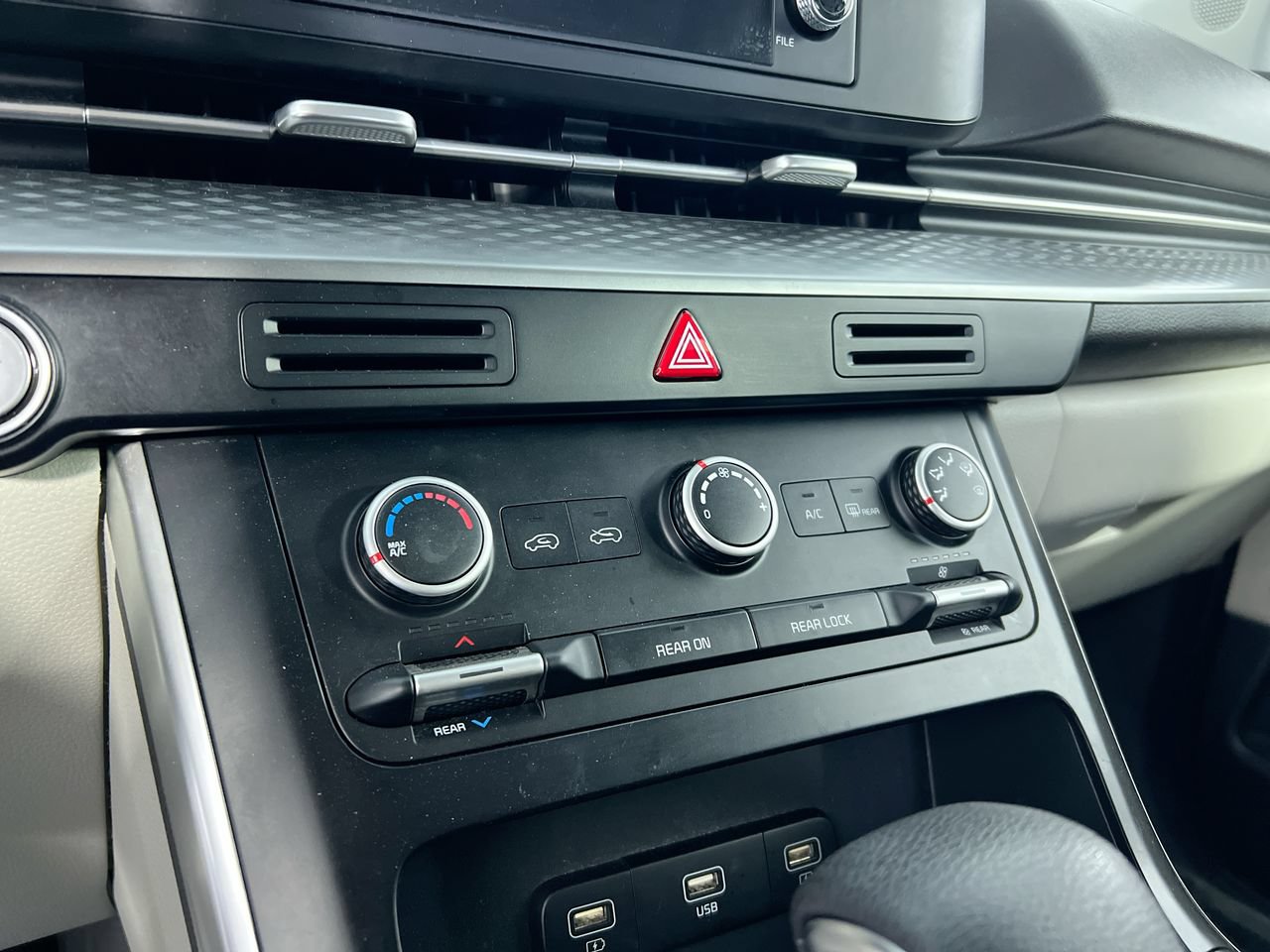 Certified 2024 Kia Carnival LX FWD image 22