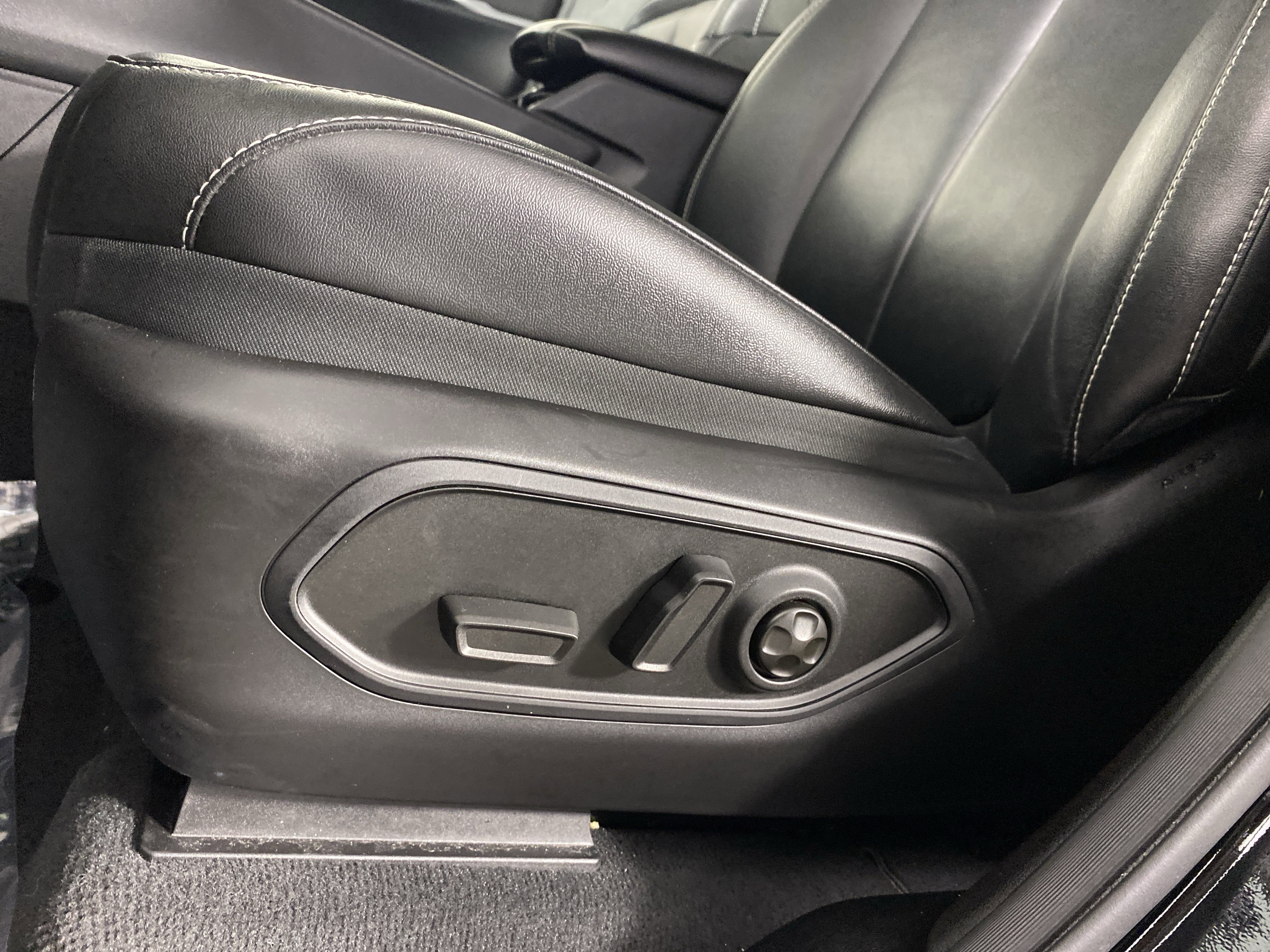Used 2023 Jeep Grand Cherokee Limited AWD/4WD image 17