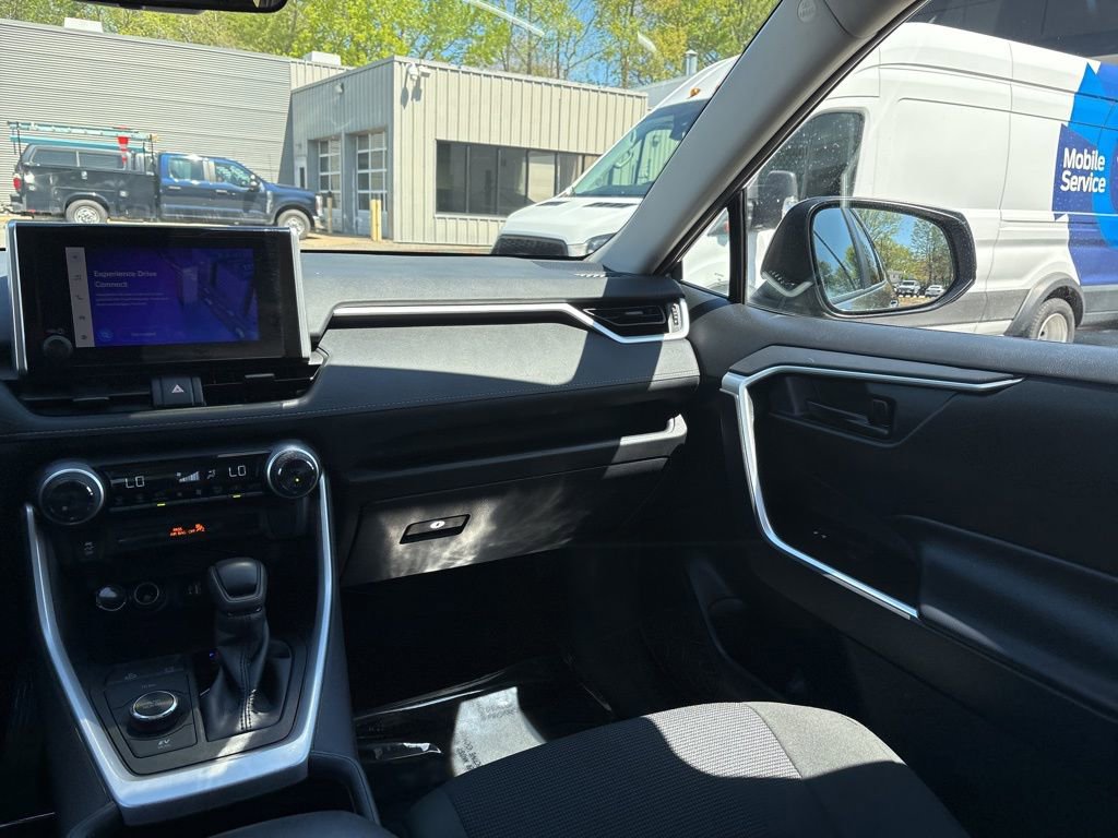 Used 2025 Toyota RAV4 LE AWD/4WD image 11