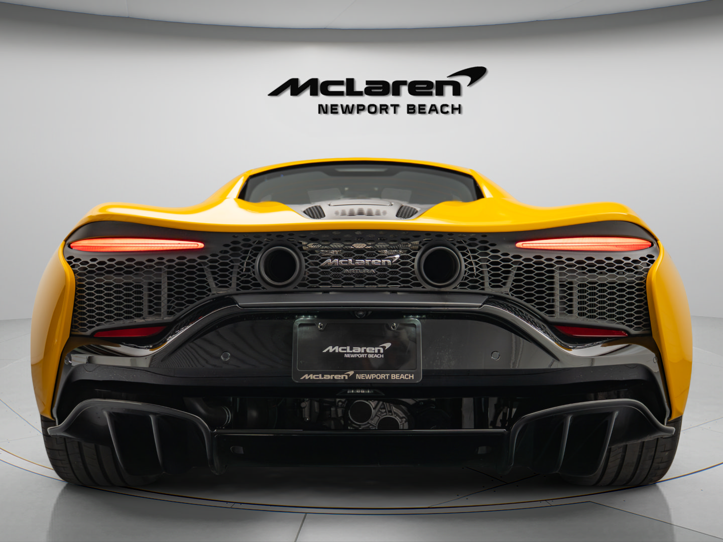 Used 2024 McLaren Artura RWD image 29