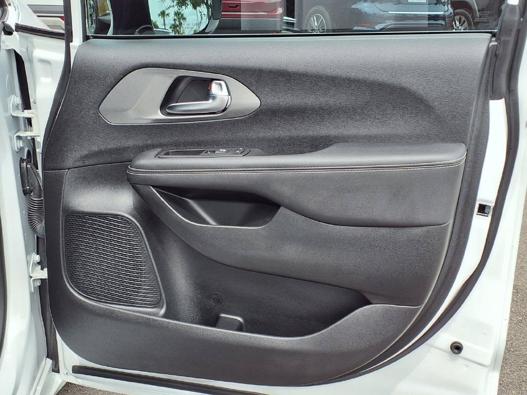 Used 2026 Chrysler Pacifica Select FWD image 13