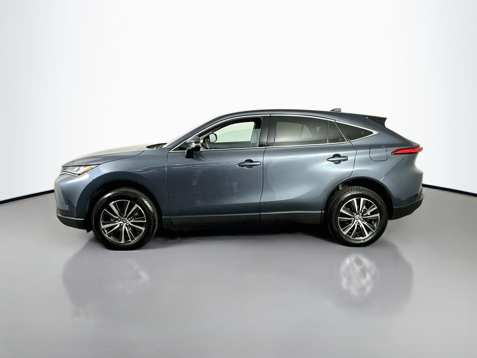 Used 2024 Toyota Venza LE AWD/4WD image 5